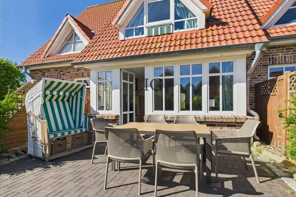 Terrasse mit Strandkorb im eigenen Garten — sicherer Auslauf für Hunde